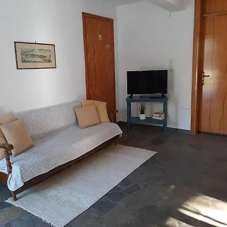 Apartament σπίτι σε ελαιώνα, House In An Olive Grove