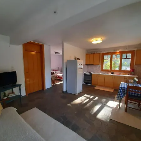 σπίτι σε ελαιώνα, House In An Olive Grove * Ária