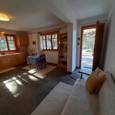 Διαμέρισμα σπίτι σε ελαιώνα, House In An Olive Grove